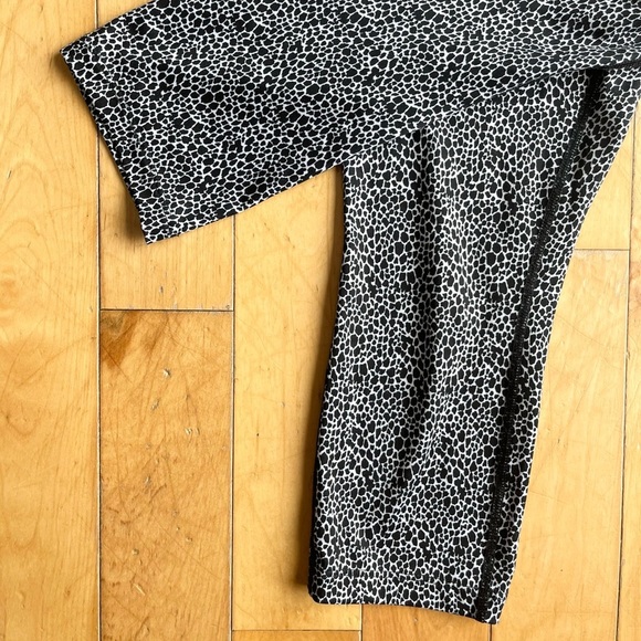 Nike Dri-Fit Black White Capri Leggings Size Small - Picture 2 of 6